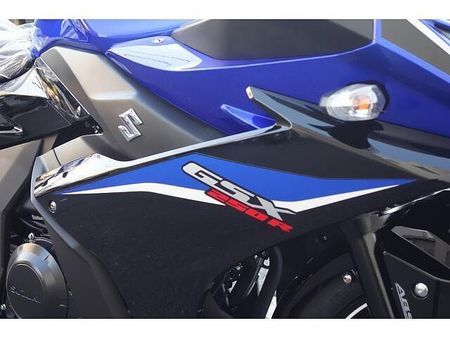 スズキ GSX250R さらに、今月のご契約特典としてセラミックコート施工をサービスで実施させていただきます!! 15