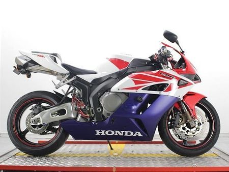 ホンダ CBR1000RR 国内モデルなのでアフターメンテナンス、安心ですね 1