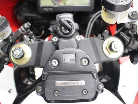 ホンダ CBR1000RR 国内モデルなのでアフターメンテナンス、安心ですね 12