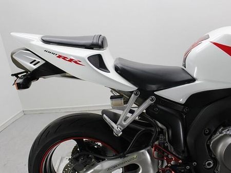 ホンダ CBR1000RR 国内モデルなのでアフターメンテナンス、安心ですね 19