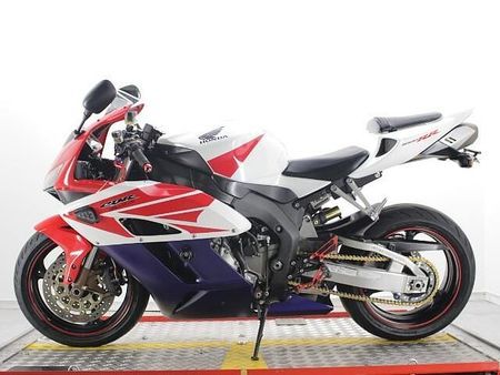 ホンダ CBR1000RR 国内モデルなのでアフターメンテナンス、安心ですね 2