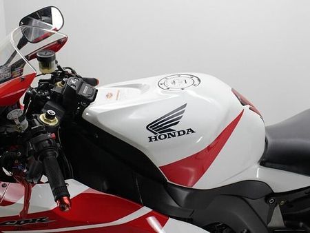 ホンダ CBR1000RR 国内モデルなのでアフターメンテナンス、安心ですね 24