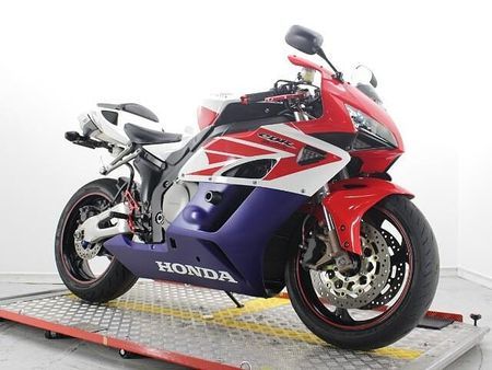 ホンダ CBR1000RR 国内モデルなのでアフターメンテナンス、安心ですね 3