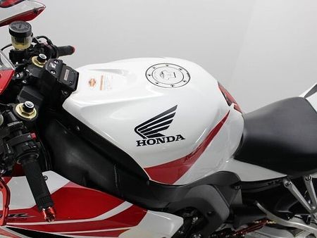 ホンダ CBR1000RR 国内モデルなのでアフターメンテナンス、安心ですね 29