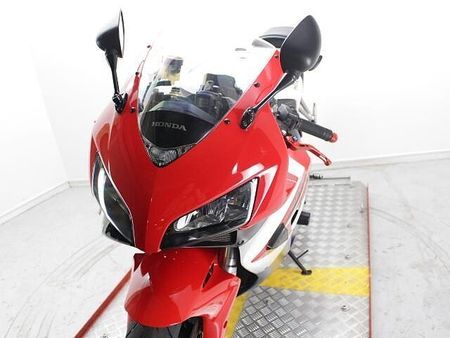 ホンダ CBR1000RR 国内モデルなのでアフターメンテナンス、安心ですね 32