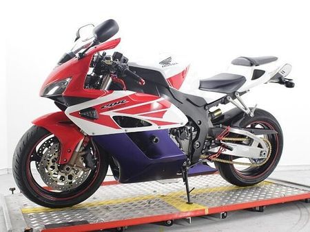 ホンダ CBR1000RR 国内モデルなのでアフターメンテナンス、安心ですね 4