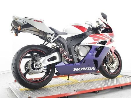 ホンダ CBR1000RR 国内モデルなのでアフターメンテナンス、安心ですね 5