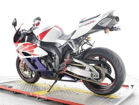 ホンダ CBR1000RR 国内モデルなのでアフターメンテナンス、安心ですね 6