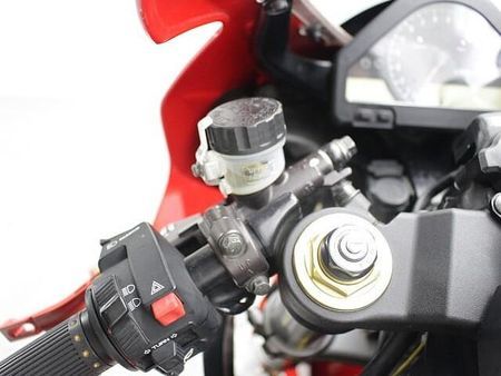 ホンダ CBR1000RR 国内モデルなのでアフターメンテナンス、安心ですね 9