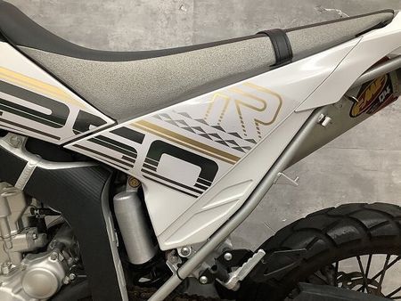 ヤマハ WR250R WR250R 2017年モデル FMFマフラー USB2口 25