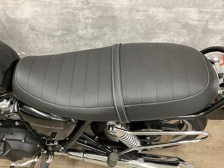 トライアンフ BONNEVILLE ボンネビル ビキニカウル装備 2015年モデル 31