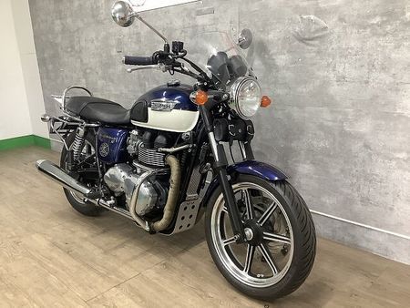 トライアンフ BONNEVILLE SE ボンネビルSE 2011年モデル USB スクリーン エンジンガード 2