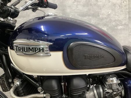 トライアンフ BONNEVILLE SE ボンネビルSE 2011年モデル USB スクリーン エンジンガード 19