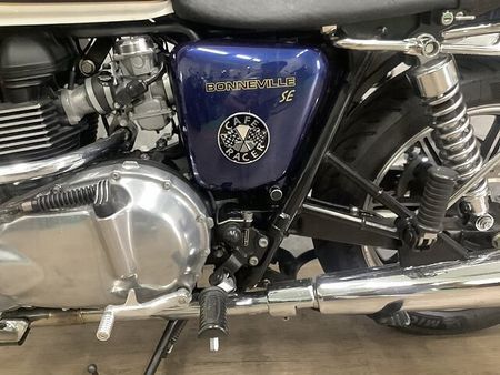 トライアンフ BONNEVILLE SE ボンネビルSE 2011年モデル USB スクリーン エンジンガード 24