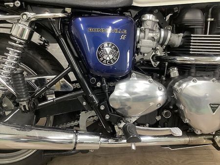 トライアンフ BONNEVILLE SE ボンネビルSE 2011年モデル USB スクリーン エンジンガード 38