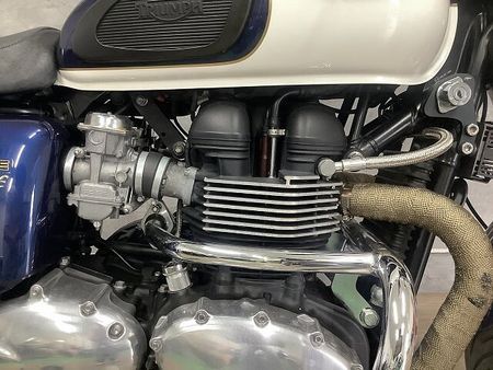 トライアンフ BONNEVILLE SE ボンネビルSE 2011年モデル USB スクリーン エンジンガード 39