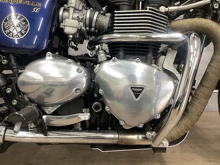 トライアンフ BONNEVILLE SE ボンネビルSE 2011年モデル USB スクリーン エンジンガード 40