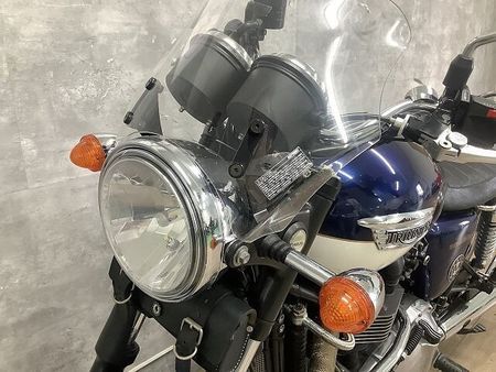 トライアンフ BONNEVILLE SE ボンネビルSE 2011年モデル USB スクリーン エンジンガード 10