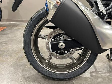 スズキ SV650 当社は陸運局二輪指定工場の資格を持ち、国内4メーカー及び外車・逆輸入車等を取扱しています。 13