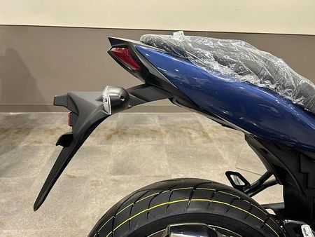 スズキ SV650 当社は陸運局二輪指定工場の資格を持ち、国内4メーカー及び外車・逆輸入車等を取扱しています。 14
