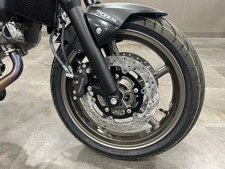 スズキ SV650 当社は陸運局二輪指定工場の資格を持ち、国内4メーカー及び外車・逆輸入車等を取扱しています。 8