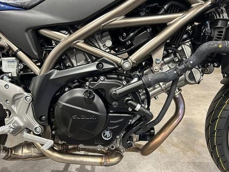 スズキ SV650 当社は陸運局二輪指定工場の資格を持ち、国内4メーカー及び外車・逆輸入車等を取扱しています。 10