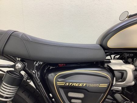 トライアンフ STREET TWIN ストリートツイン 2022年モデル エンジンガード サイドバックステー装備 38