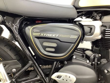 トライアンフ STREET TWIN ストリートツイン 2022年モデル エンジンガード サイドバックステー装備 39