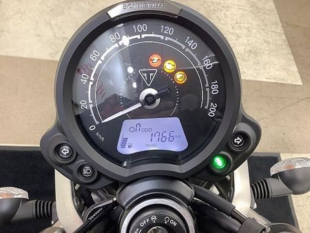トライアンフ STREET TWIN ストリートツイン 2022年モデル エンジンガード サイドバックステー装備 8