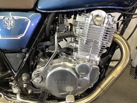 ヤマハ SR400 SR400 パフォーマンスダンパー スクリーン USB-A2ポート装備 赤キー・スペアキー 18