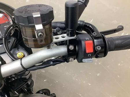 ヤマハ XJR1300C XJR1300C 2015年モデルビキニカウル装備リアフェンダレスカスタムスペアキーあり 37