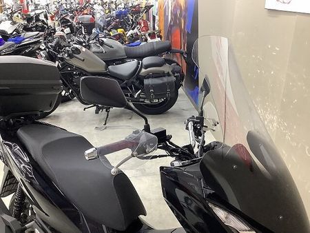 ホンダ PCX125 PCX125 2023年モデルロングスクリーンカスタムリアボックス装備 12