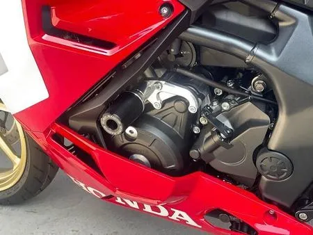 ホンダ CBR250RR (MC51) OVERRacingの開発や広報として使用していた車両です。 14