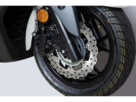 キムコ X-TOWN CT125 フルフラットフロア採用で、大きな荷物も安心して運べます 13