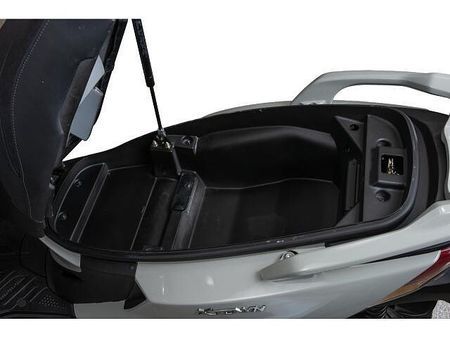 キムコ X-TOWN CT125 フルフラットフロア採用で、大きな荷物も安心して運べます 15