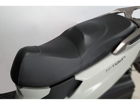 キムコ X-TOWN CT125 フルフラットフロア採用で、大きな荷物も安心して運べます 16