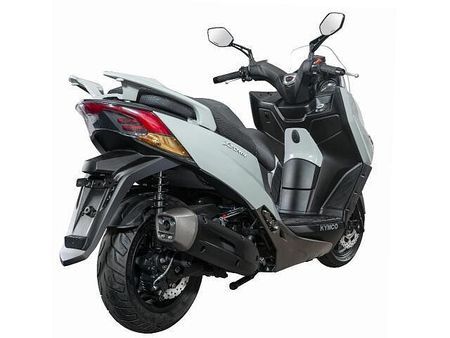 キムコ X-TOWN CT125 フルフラットフロア採用で、大きな荷物も安心して運べます 3