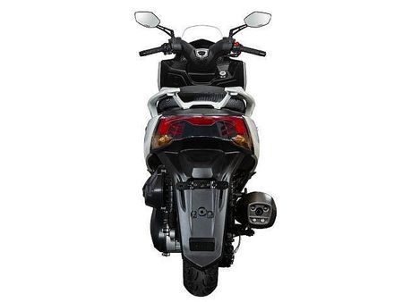 キムコ X-TOWN CT125 フルフラットフロア採用で、大きな荷物も安心して運べます 4