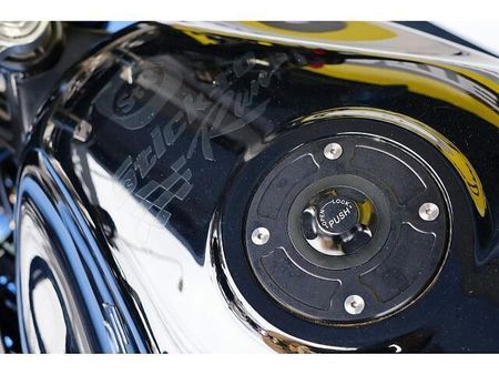 スズキ GSF1200 トルクフルな油冷マシンを存分に走らせる、ヘビーなカスタム車です。 49