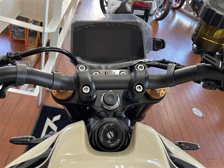 ヤマハ XSR900 細部に宿るこだわりポイントバイクらしい佇まいの中に、金属の触感や高品質な仕上げを追求。 11