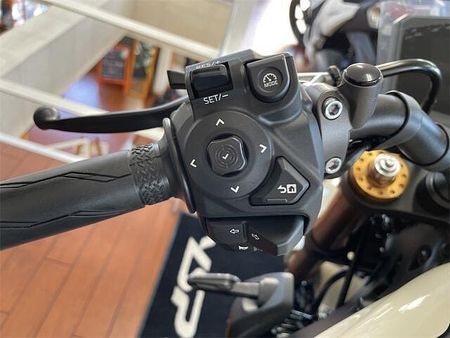 ヤマハ XSR900 細部に宿るこだわりポイントバイクらしい佇まいの中に、金属の触感や高品質な仕上げを追求。 12