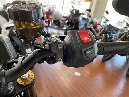 ヤマハ XSR900 細部に宿るこだわりポイントバイクらしい佇まいの中に、金属の触感や高品質な仕上げを追求。 13