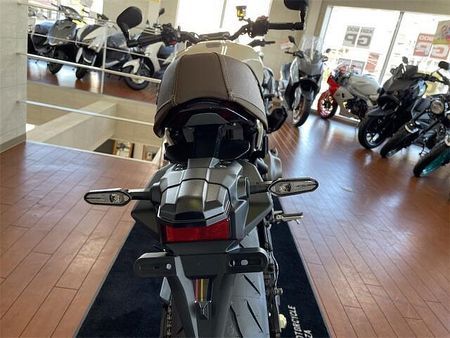 ヤマハ XSR900 細部に宿るこだわりポイントバイクらしい佇まいの中に、金属の触感や高品質な仕上げを追求。 17