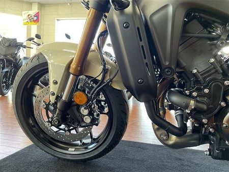 ヤマハ XSR900 細部に宿るこだわりポイントバイクらしい佇まいの中に、金属の触感や高品質な仕上げを追求。 10
