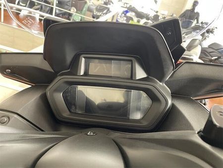 ヤマハ XMAX 250 上品さと躍動感を両立させたXMAXらしいスタイリング 13