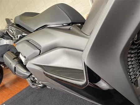 ヤマハ XMAX 250 上品さと躍動感を両立させたXMAXらしいスタイリング 15