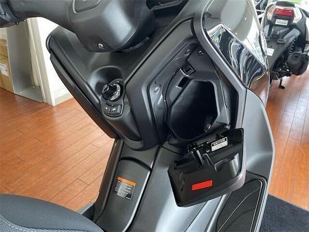 ヤマハ XMAX 250 上品さと躍動感を両立させたXMAXらしいスタイリング 24