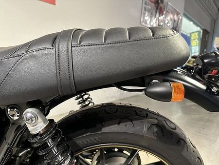 トライアンフ STREET TWIN ストリートツイン 2022年モデル ゴールドラインリミテッド 2WINツインショック 35