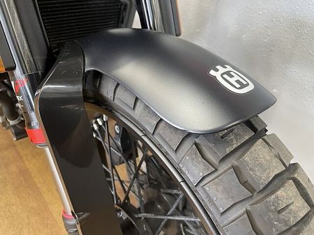 ハスクバーナ SVARTPILEN 401 スヴァルトピレン401 2022年モデル 充電機能付きスマホホルダー装備 ローダウンカスタ 11