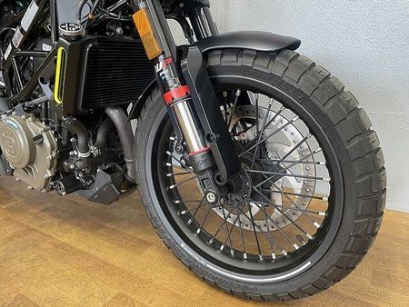 ハスクバーナ SVARTPILEN 401 スヴァルトピレン401 2022年モデル 充電機能付きスマホホルダー装備 ローダウンカスタ 13